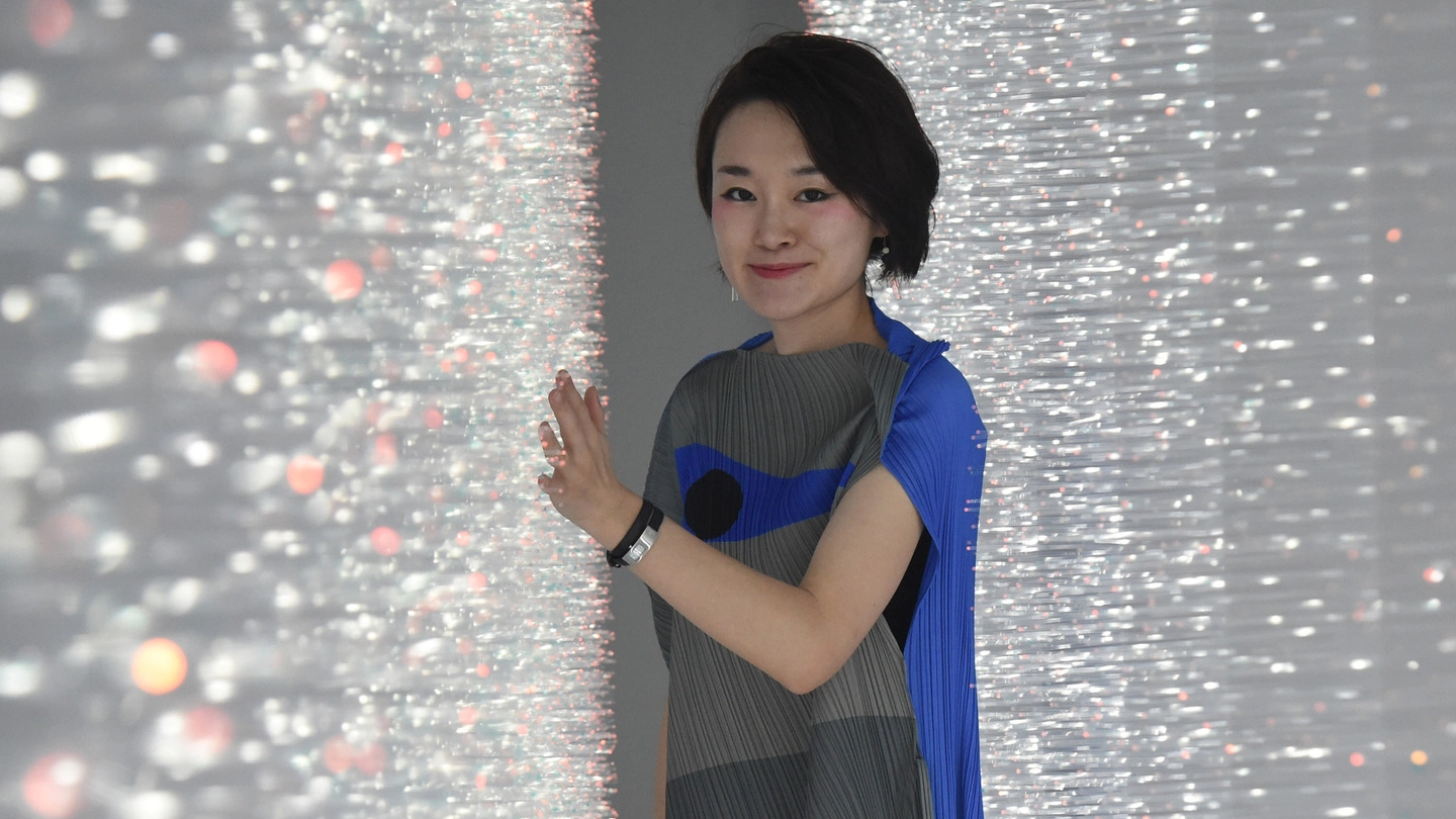 L’artista Hitomi Sato con la sua opera a ‘The Wall’ 