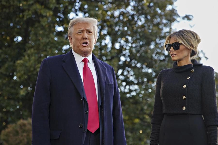 Donald e Melania Trump escono dalla Casa Bianca (Ansa)