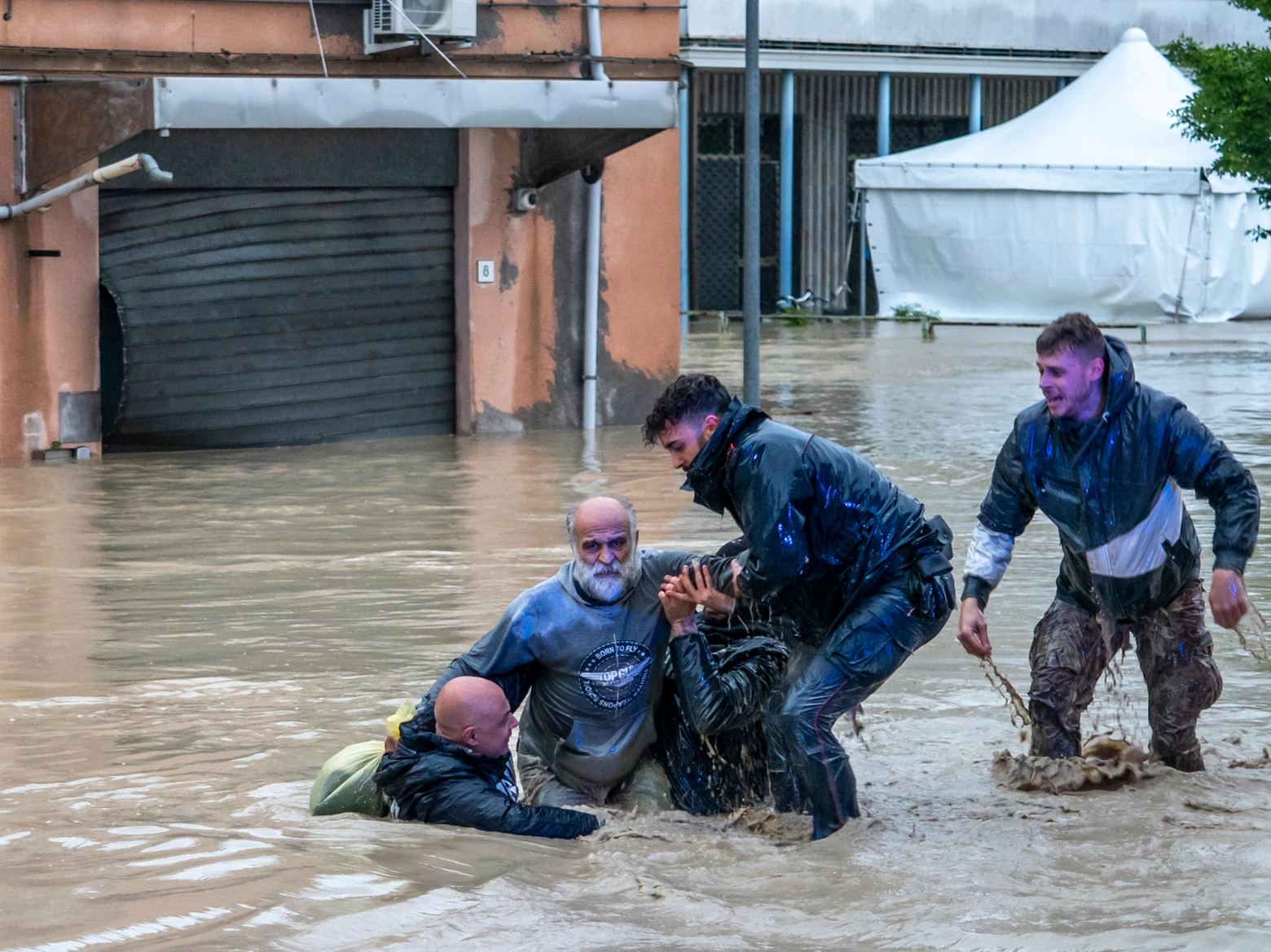 alluvione, carabinieri, salvataggio a nuoto, via Torretta, foto Stefano Tedioli
