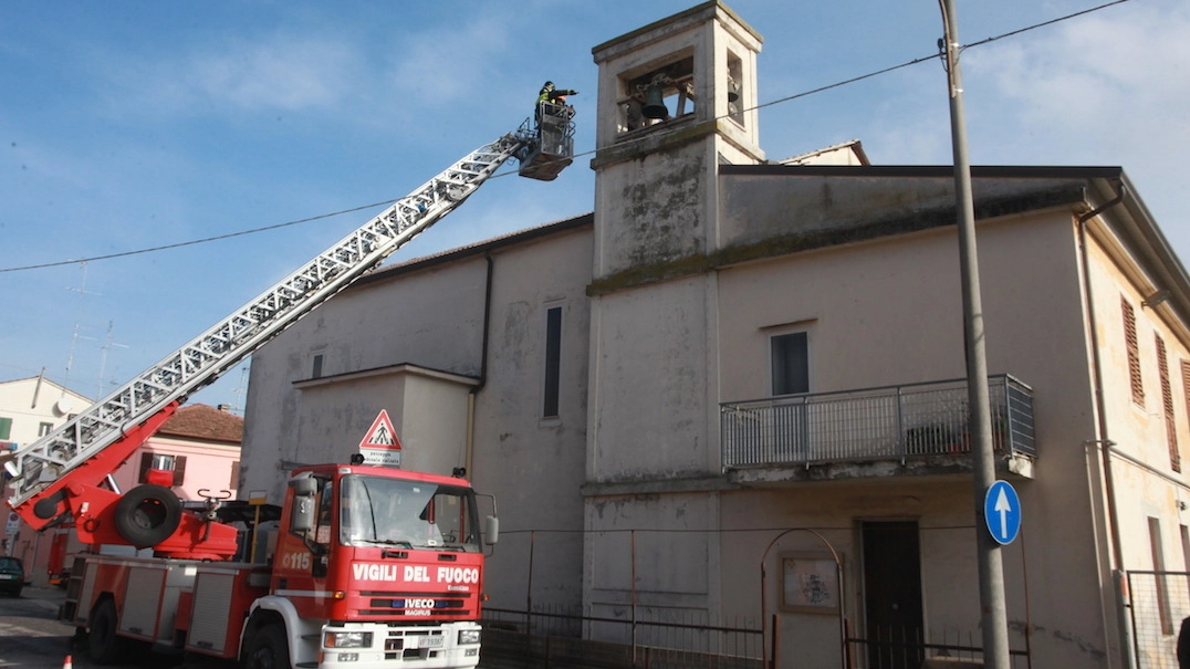 Verifiche dei vigili del fuoco anche in una chiesa