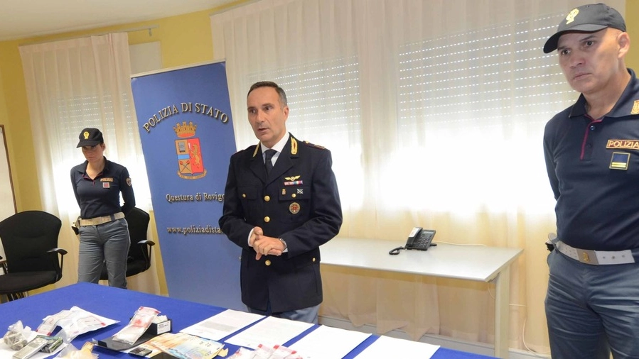 Il commissario Alessandro Coltro illustra l’operazione che ha fatto scattare le manette ai polsi ai quattro spacciatori