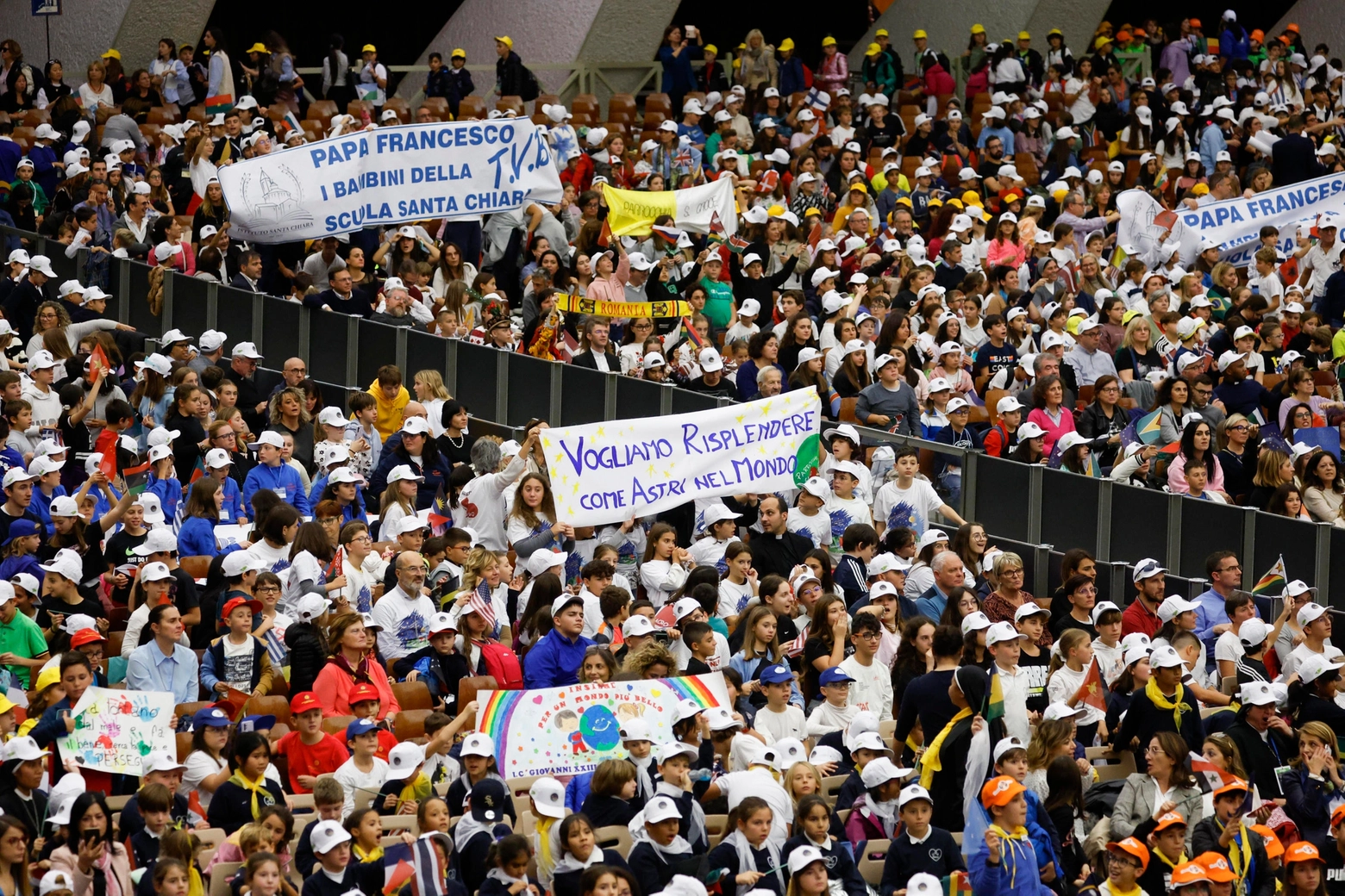 Vaticano, 7mila bambini incontrano il Papa tra cori e striscioni (Ansa)