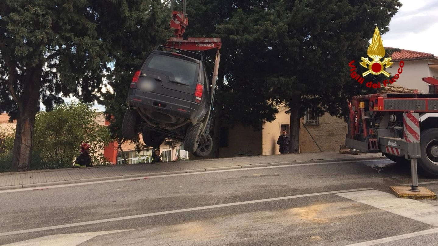 Incidente a Osimo, il recupero dell'auto di Paolorossi