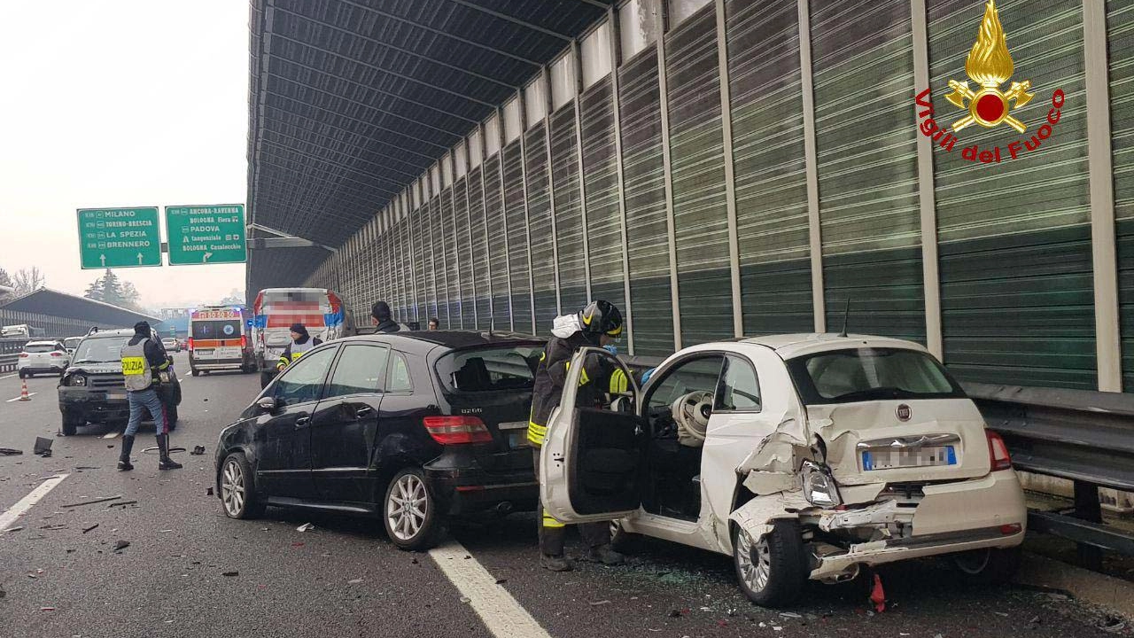 Bologna, incidente in A1 nel tratto di Casalecchio: maxi tamponemanento