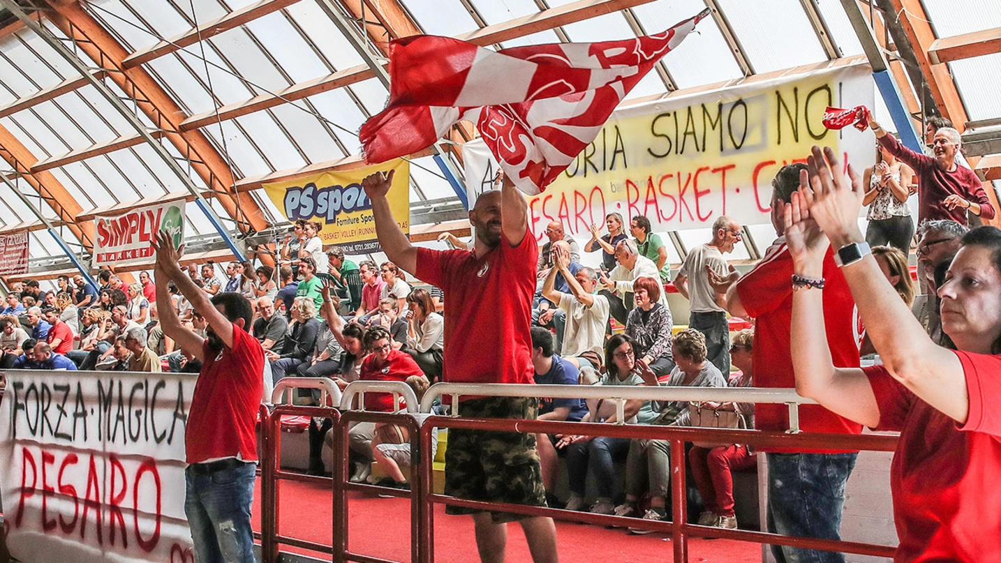 Grande tifo per l’Asd Basket Sordi Pesaro alla palestra di Baia Flaminia (Fotoprint)