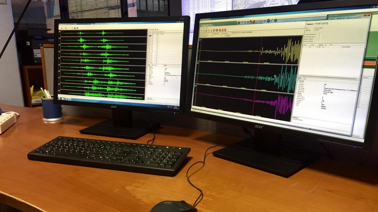Terremoto, la sala monitoraggio sismico dell'Ingv (Ansa)