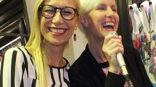 Carla Gozzi (al microfono) con Anita Noale, titolare nel negozio 'Extrò' di Guastalla