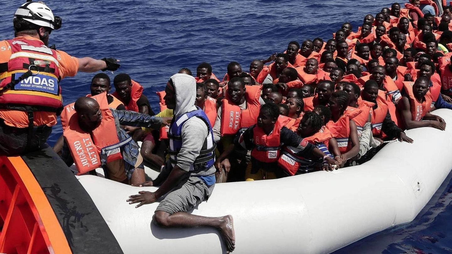 L’arrivo di nuovi profughi sulle coste italiane (foto Ansa)
