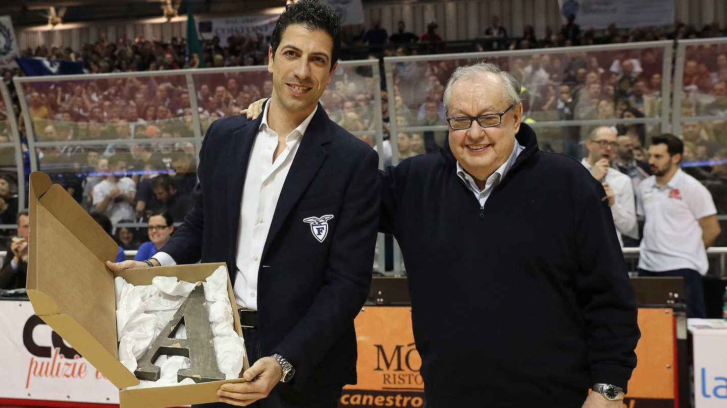 Martino è stato premiato prima della partita dal presidente dell’OraSì, Roberto Vianello (Zani)