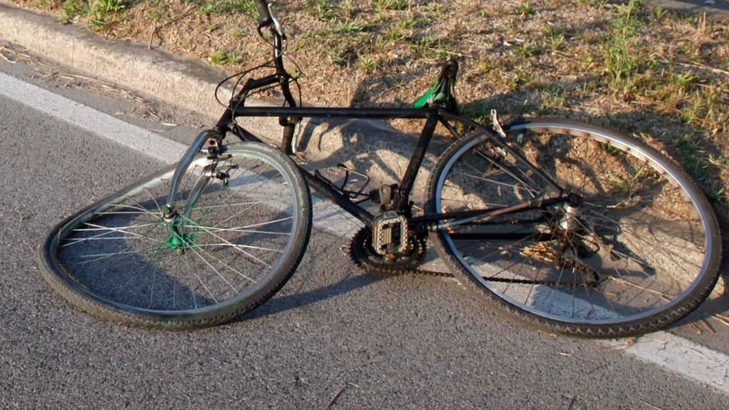 Una bici a terra dopo una caduta