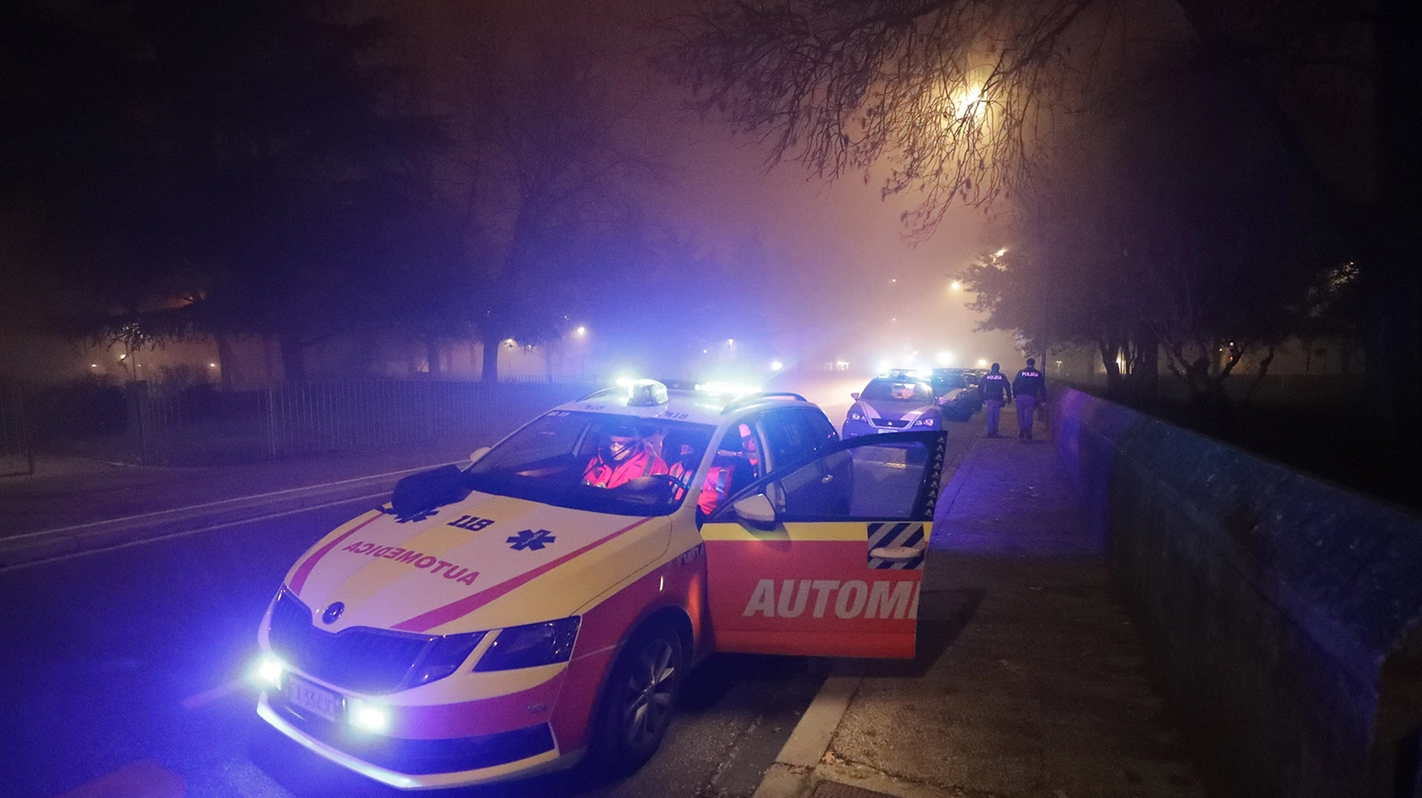 I soccorsi e la polizia nella notte all'Itis di Ravenna (Foto Zani)
