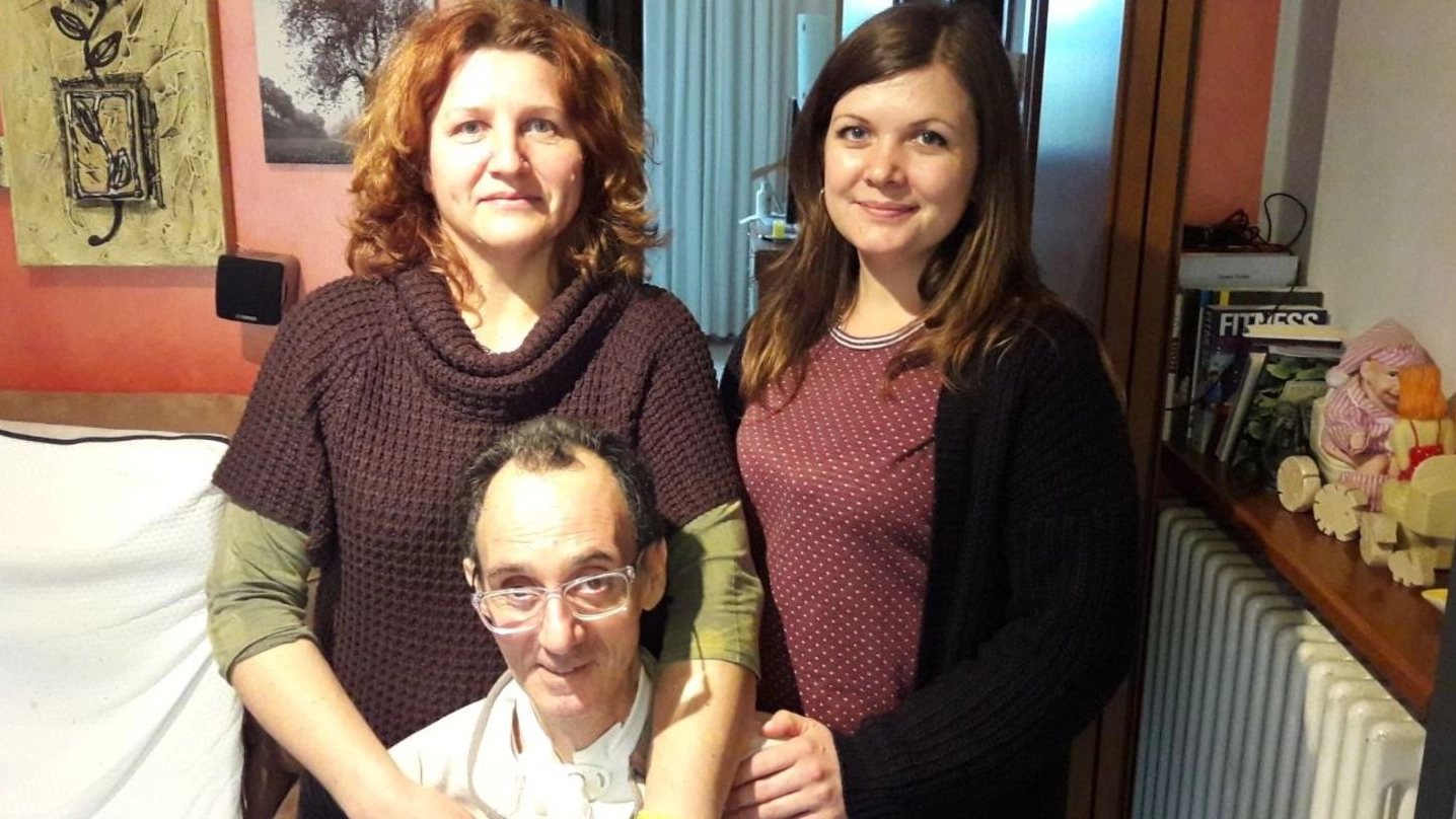 Salvatore Vono (57 anni) con la moglie e una persona che lo aiuta