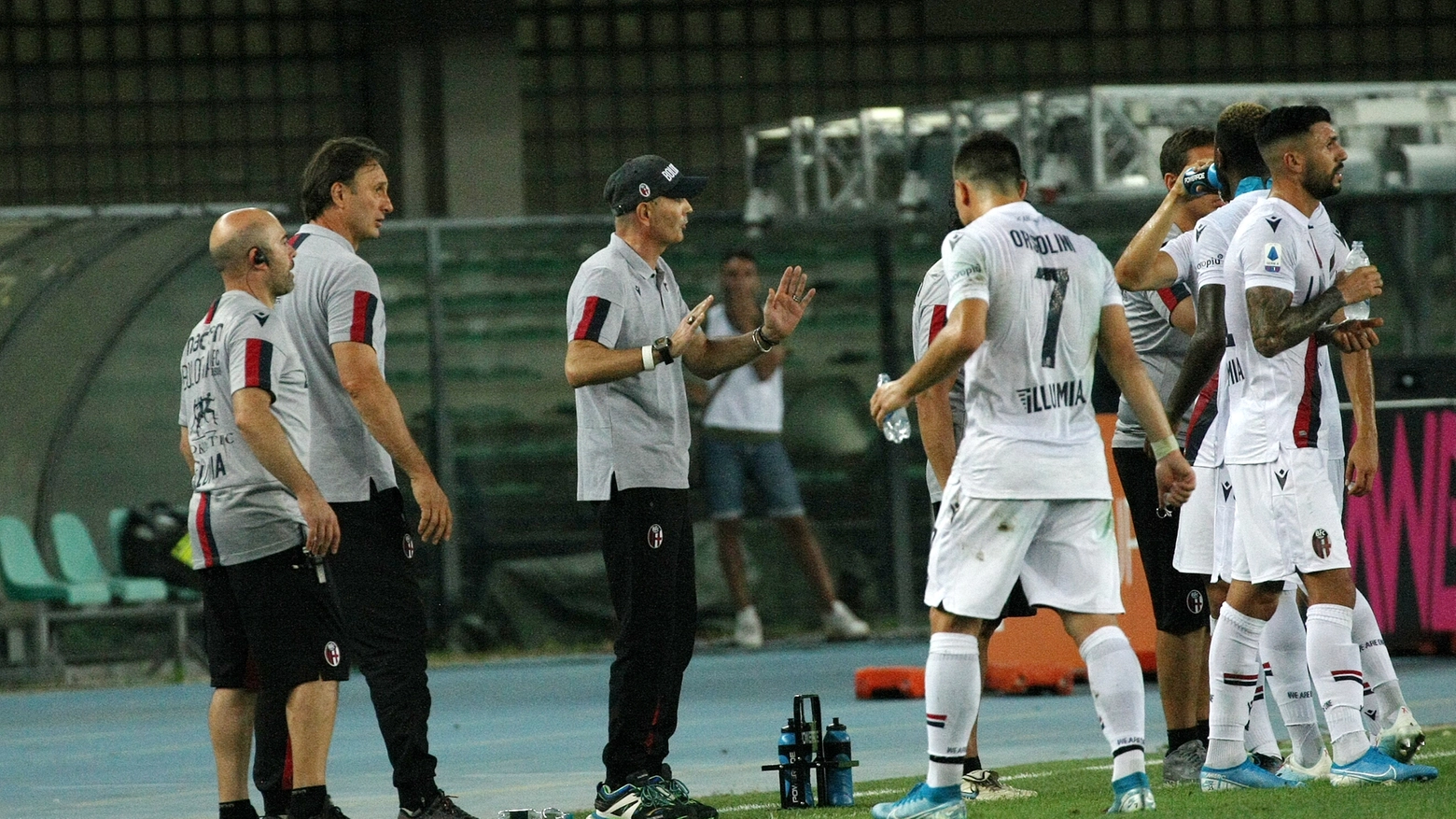 Mihajlovic parla con i suoi giocatori durante la partita a Verona (Ansa)