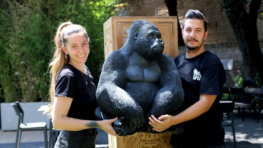 La statua del gorilla nei giardini Savelli (Ravaglia)