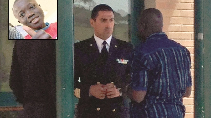 Il comandante Grottoli parla con il padre  di Ibrahima Cisse (in piccolo) fuori dall’ospedale
