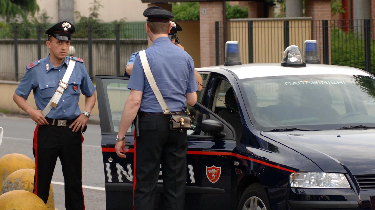 I carabinieri stanno cercando padre e figlie