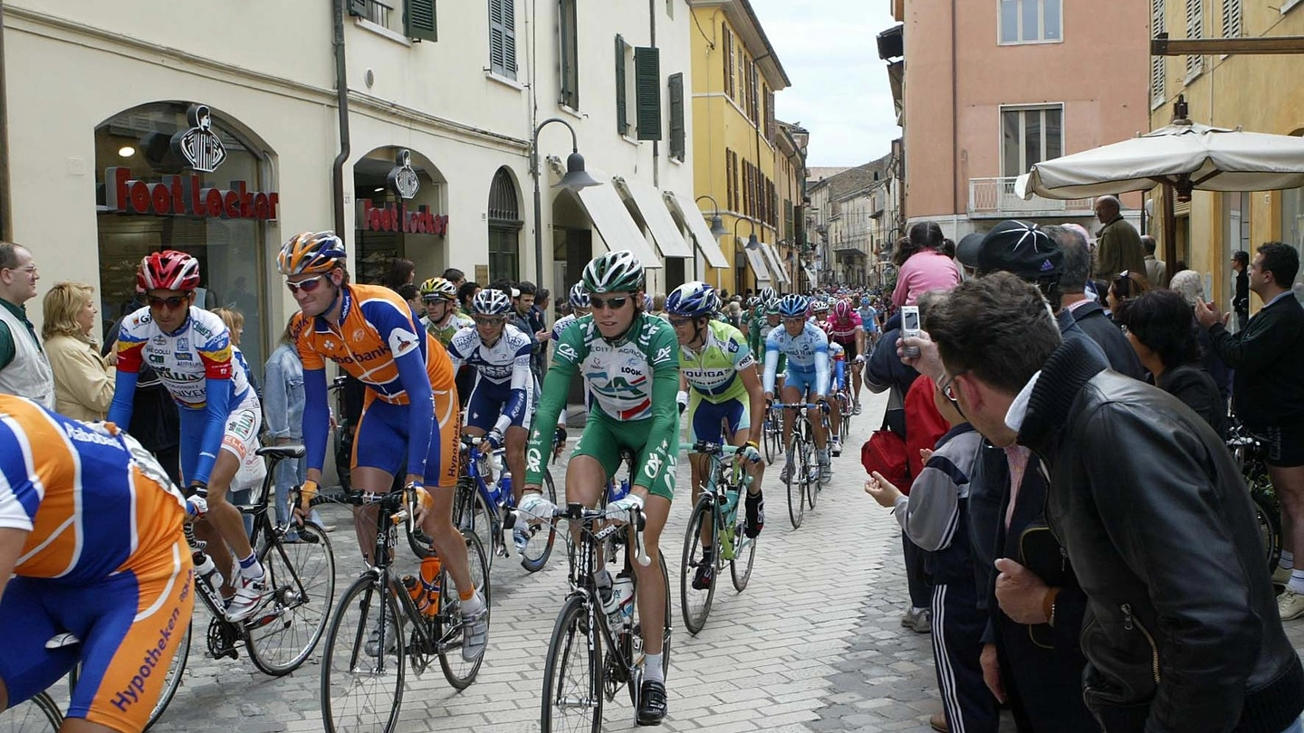 VIA CAVOUR La partenza della tappa ravennate del Giro d’Italia del 2005, dal cuore della città (Zani)