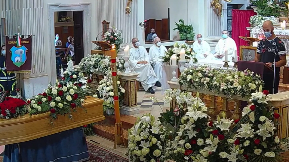 Il papà di Chiara Ugolini durante il funerale