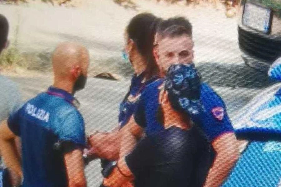 La polizia in via Trauzzi, dove ha placato la folla e arrestato il violentatore
