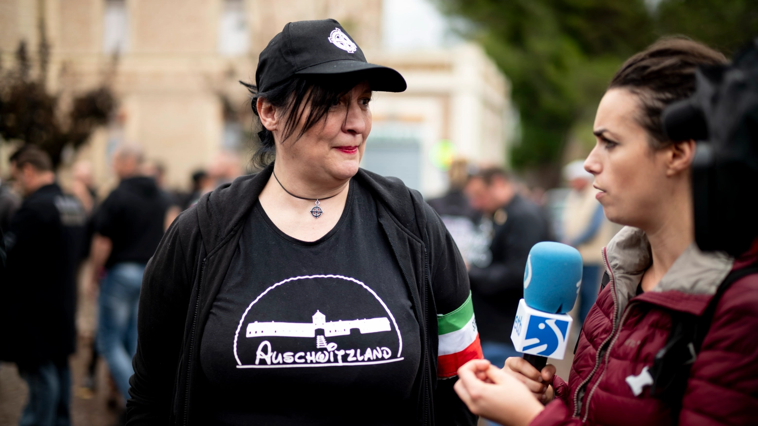 Predappio, Selene Ticchi indossa la t-shirt con la scritta Auschwitzland (Foto Frasca)
