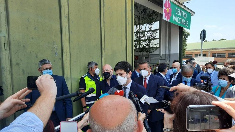 Il ministro Speranza in visita al centro vaccinale di Modena