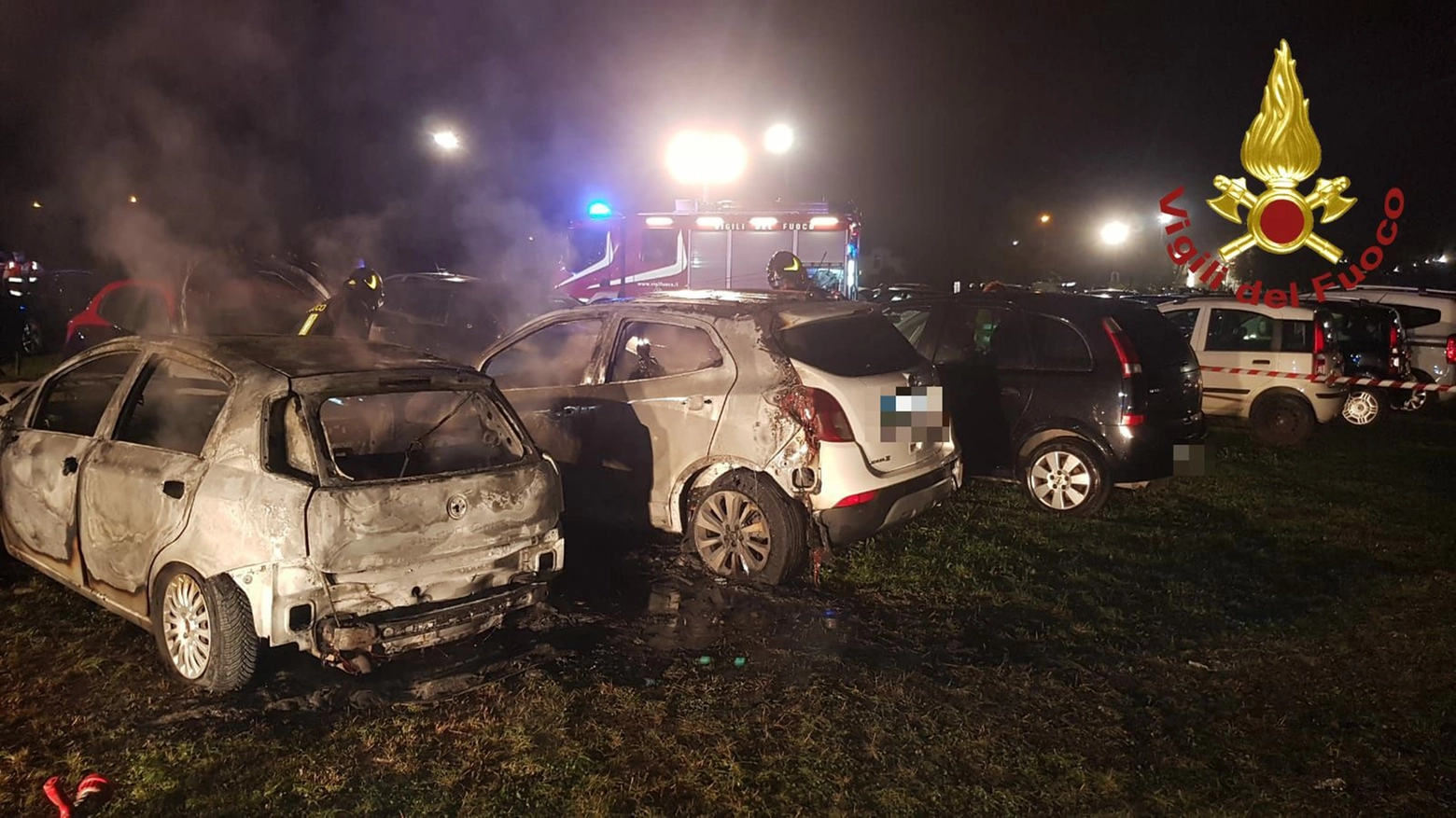 Incendio alla Festa dell'Unità di Modena: bruciano sette auto