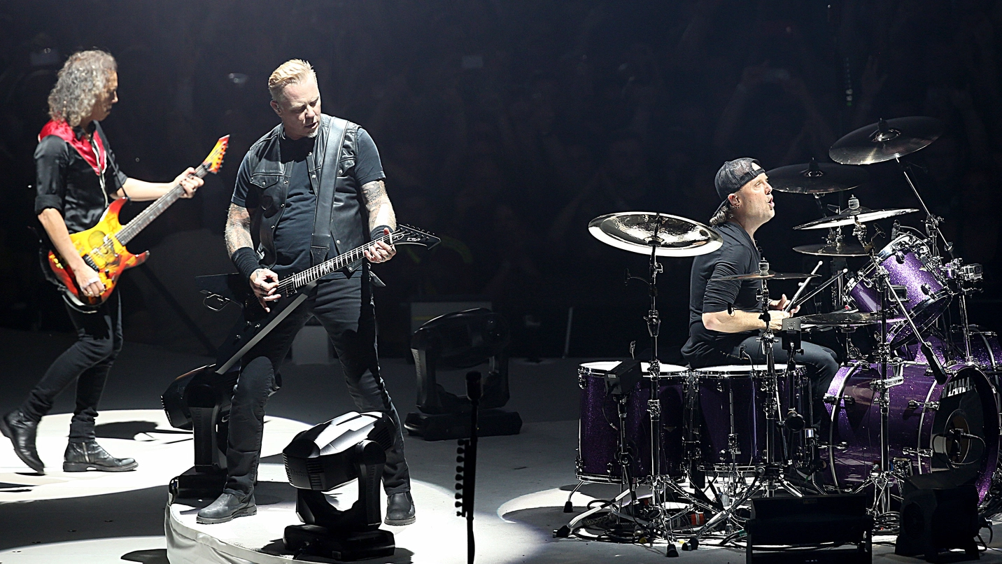 I Metallica sul palco al debutto del tour europeo a Colonia
