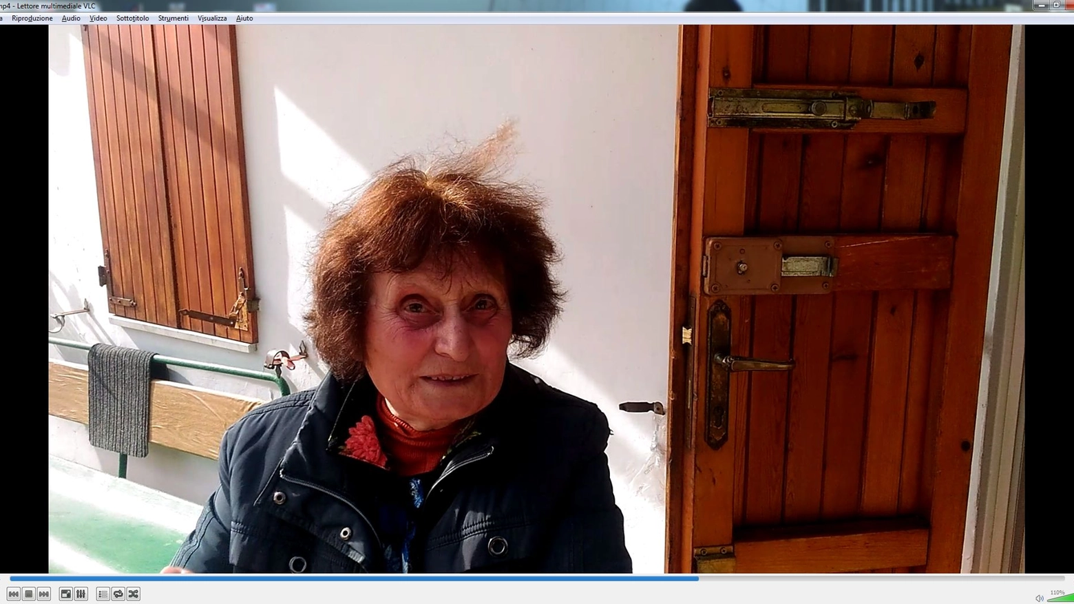 La signora di 81 anni visitata dai ladri, mostra i segni di effrazione sulla porta