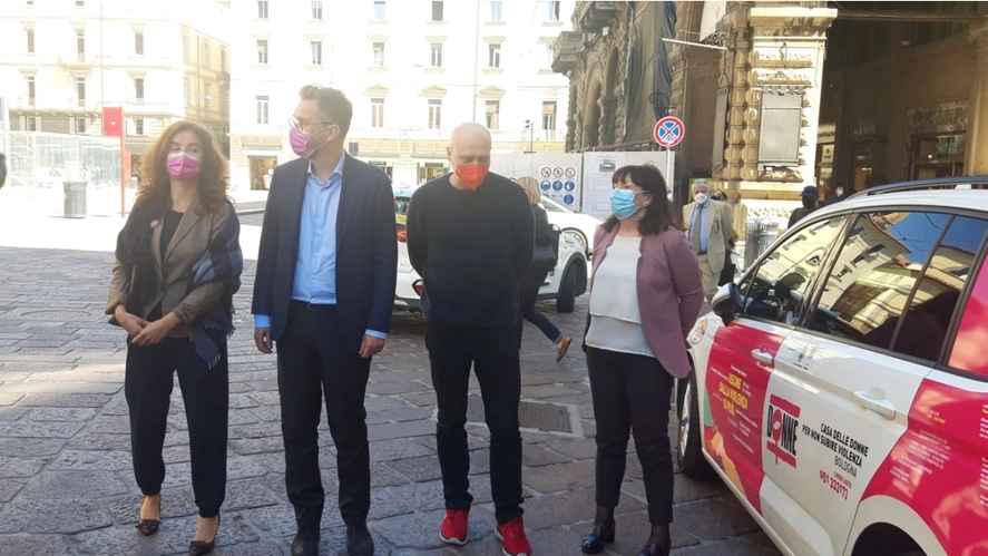 Il candidato sindaco Matteo Lepore ha presentato il taxi in rosa
