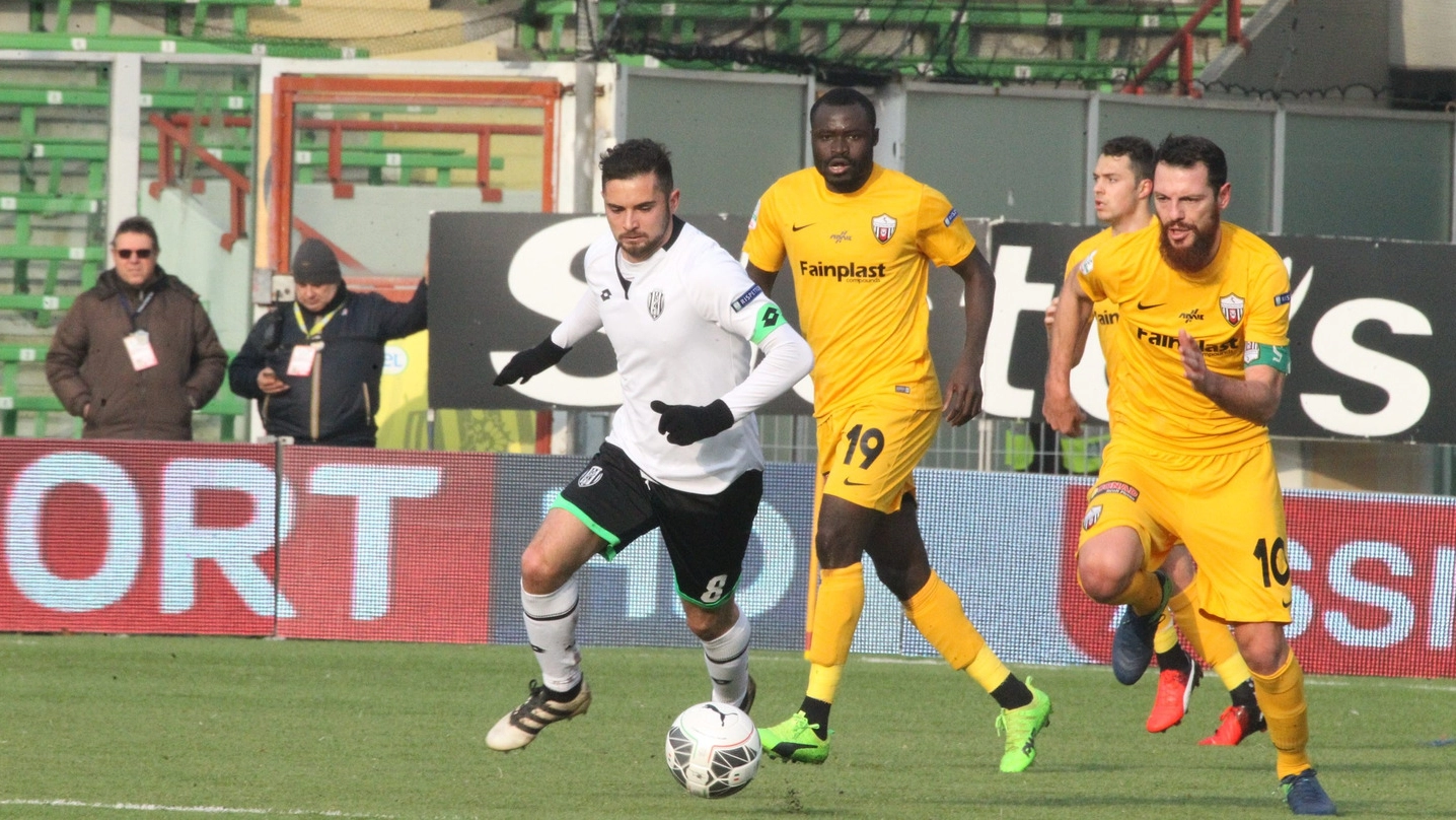 Un’azione della partita fra Cesena e Ascoli finita 2-2 (foto Ravaglia)