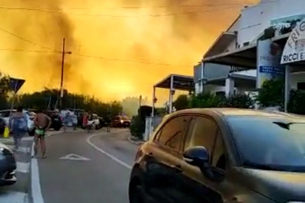 Porto Badisco, le immagini delle fiamme su Twitter