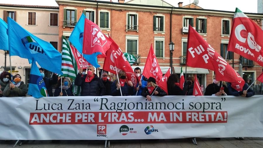 i lavoratori alla manifestazione in piazza Garibaldi Rovigo prima dell'arrivo di Zaia