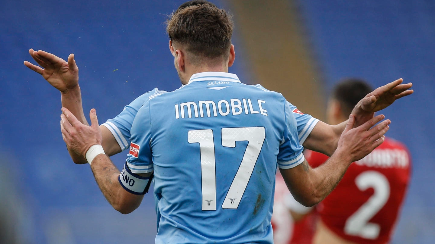 Ciro Immobile  in gol contro la Fiorentina (Ansa)
