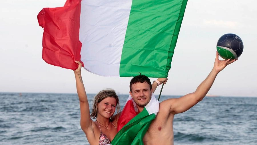 Una bandiera tricolore, un pallone e il mare: pronti a tifare a Ravenna