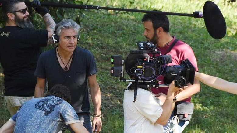 Ligabue impegnato in un ciak durante le riprese nella natìa Correggio