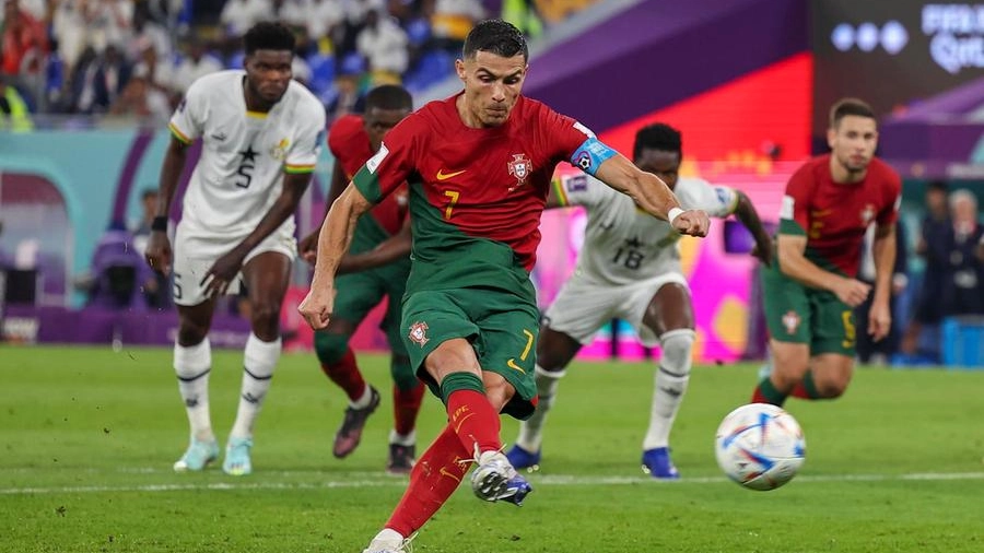 Cristiano Ronaldo segna su rigore contro il Ghana