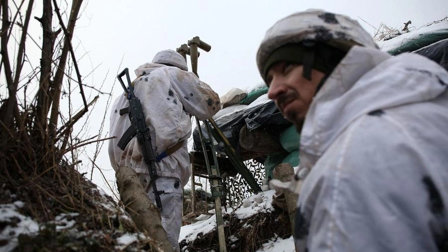 Soldati ucraini in trincea nella regione del Donetsk (Ansa)