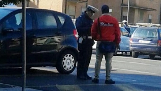 Identificato uno straniero che faceva da ‘parcheggiatore’ (foto Lecci)