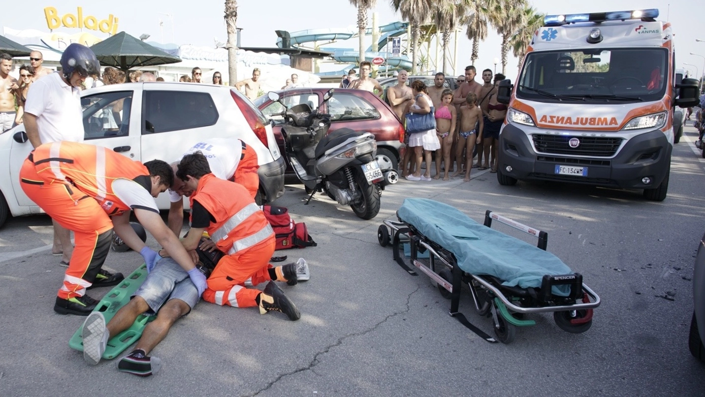 I soccorsi dopo l’incidente a Lido di Fermo (Foto Zeppilli)
