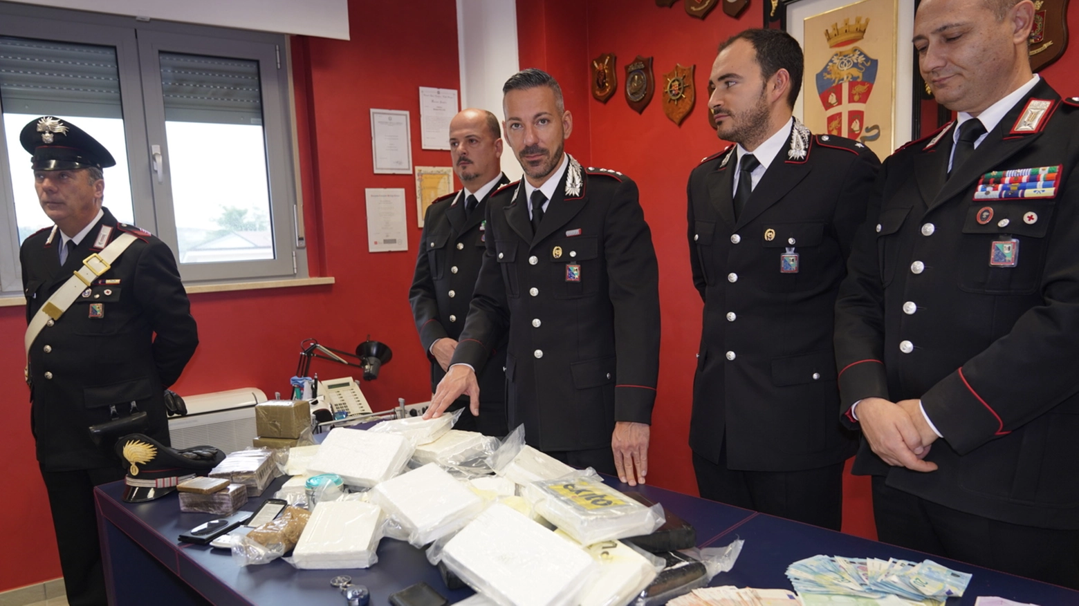 La droga e il denaro sequestrati dai carabinieri (foto Zeppilli)