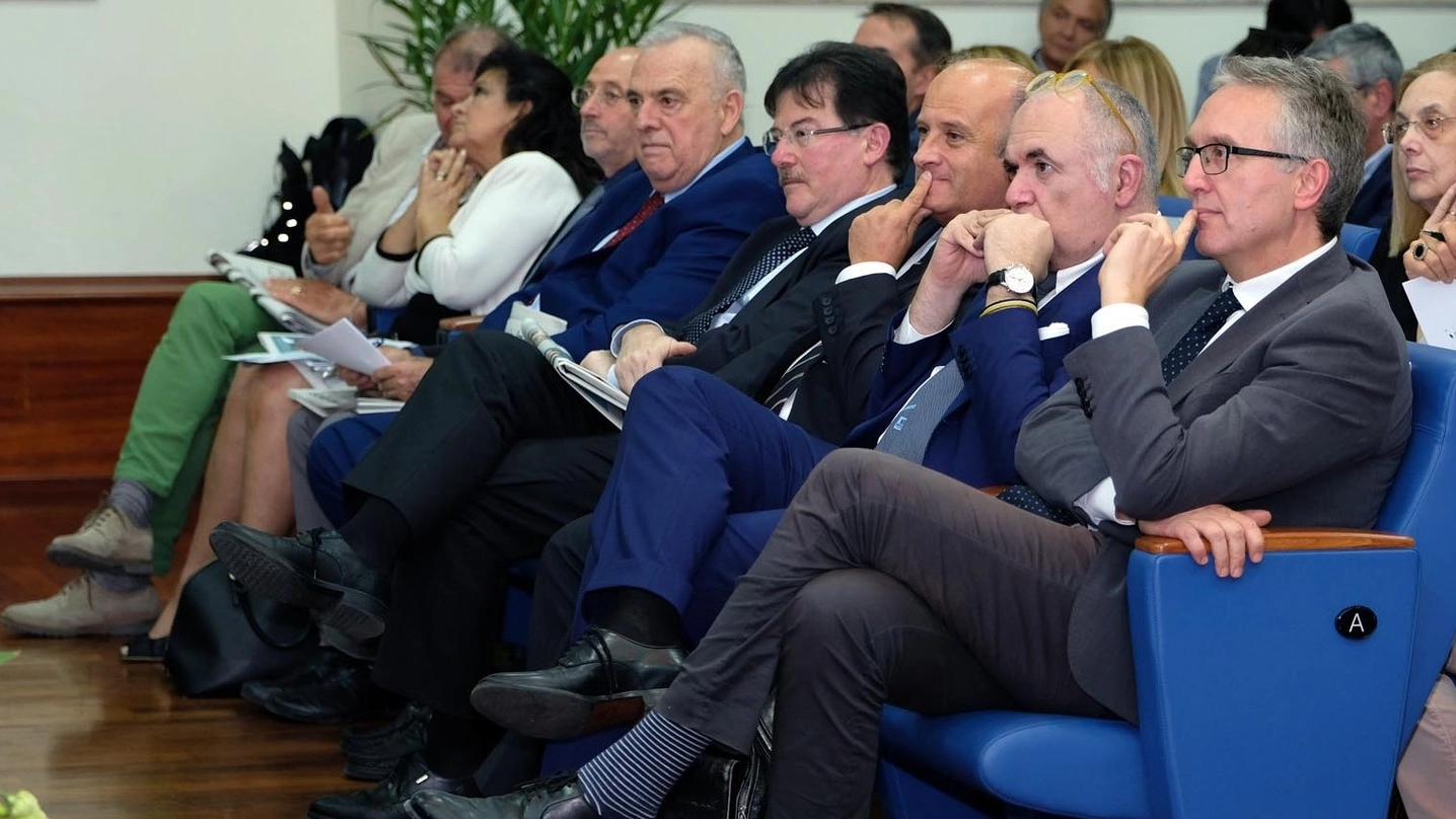 In platea (da destra) il presidente della Regione Marche Luca Ceriscioli, e Paolo Giacomin, direttore di Qn-il Resto del Carlino (Foto Labolognese)