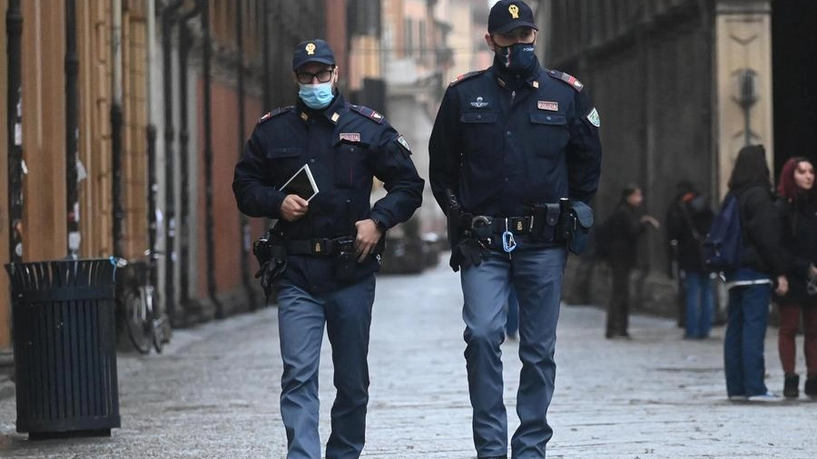 Due poliziotti di pattuglia a Bologna