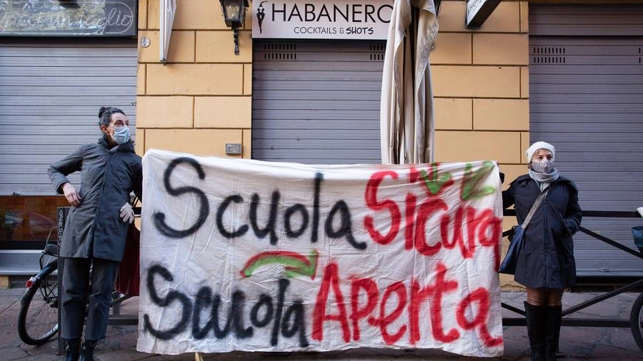 Sciopero della scuola contro la Dad anche a Bologna (foto Dire)