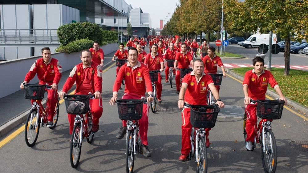 Operai della Ferrari in bicicletta