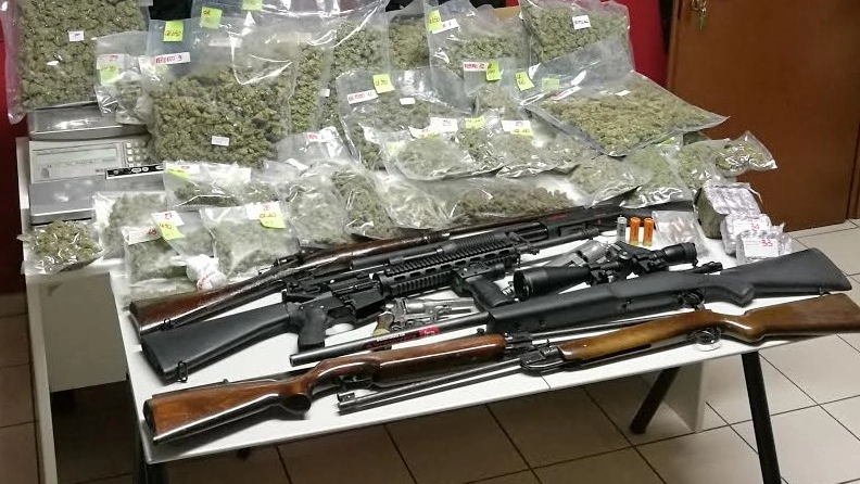 Le armi e la droga trovati dai carabinieri