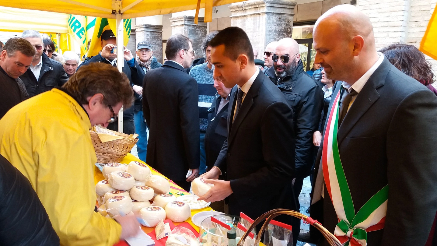 Luigi Di Maio acquista il formaggio a Fossombrone. A destra, il sindaco Gabriele Bonci