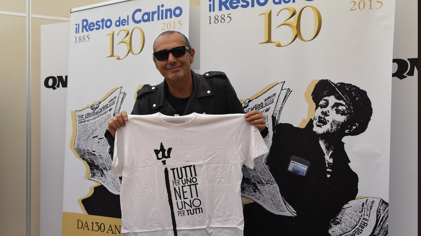 Luca Carboni al Carlino con la maglietta dedicata al Nettuno (FotoSchicchi)
