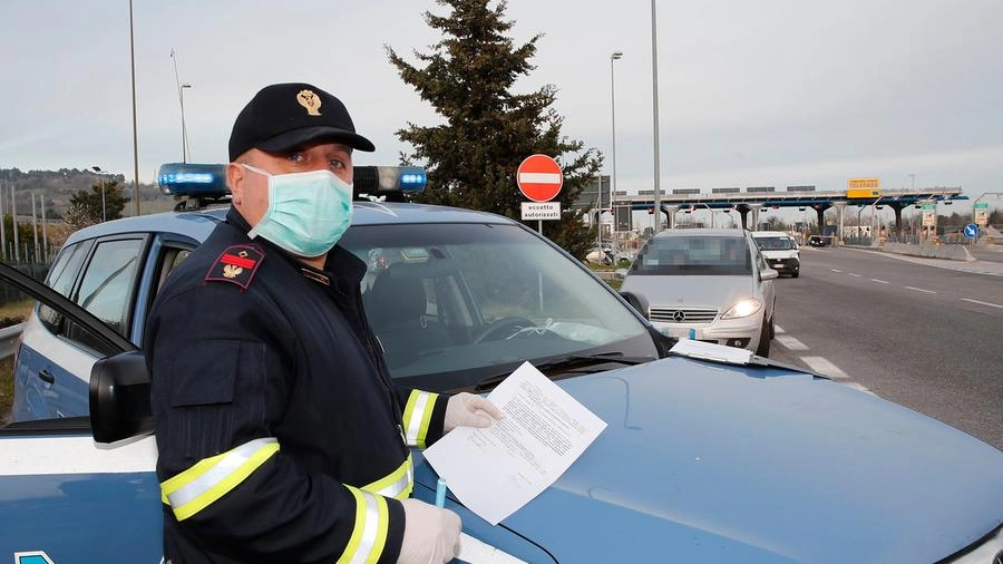 Pesaro, controlli della polizia stradale al casello dell'autostrada