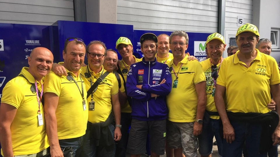 Valentino Rossi con i volontari dell'official fan club e l'assessore Patrizio Federici