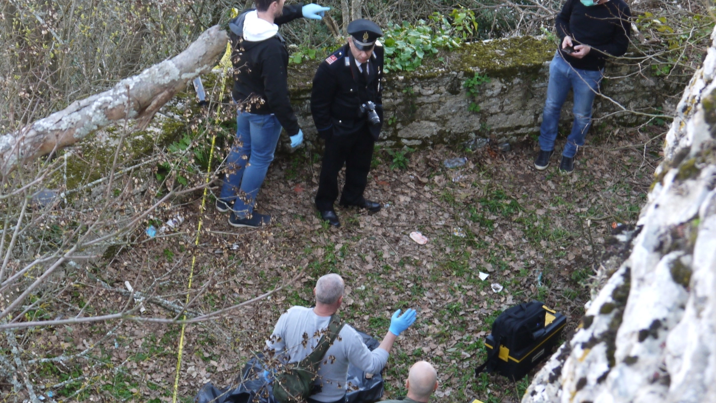 Le forze dell’ordine nel luogo dove è stato ritrovato il corpo del giovane